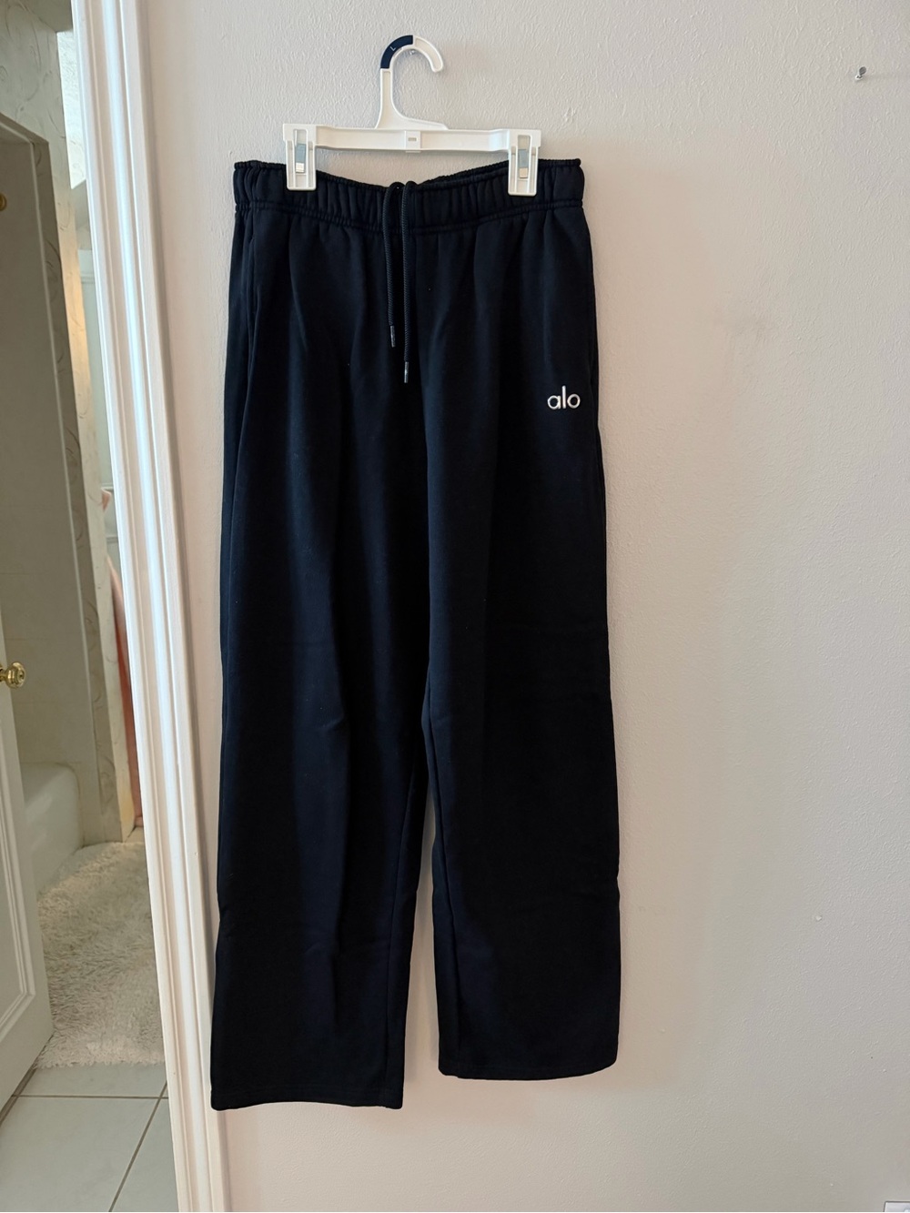 ALO Yoga Accolade Straight Leg Sweatpant - Black - Picture 3 of 6